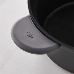 Lot Cocotte Légère Ronde En Fonte D'aluminium 24 Cm Et Deux Maniques En Silicone -Maison Cuisine Boutique 113005 1 3 Lot cocotte legere ronde en fonte d aluminium 24 cm et deux maniques en silicone Mathon