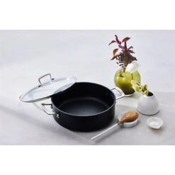 Le Creuset Sauteuse Rondeau Anti-adhérente Les Forgées 30 Cm Et Couvercle En Verre -Maison Cuisine Boutique 133010 3 1 Sauteuse rondeau anti adherente Les Forgees 30 cm et couvercle en verre Le Creuset