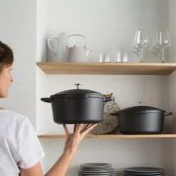 Lot Cocotte Légère Ronde En Fonte D'aluminium 20 Cm Coloris Noir Et Deux Maniques Silicone -Maison Cuisine Boutique 209010 2 2 Lot cocotte legere ronde en fonte d aluminium 20 cm coloris noir et deux maniques silicone Mathon