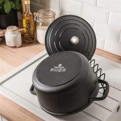 Lot Cocotte Légère Ronde En Fonte D'aluminium 20 Cm Coloris Noir Et Deux Maniques Silicone -Maison Cuisine Boutique 209010 4 2 Lot cocotte legere ronde en fonte d aluminium 20 cm coloris noir et deux maniques silicone Mathon