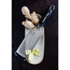Microplane Râpe à Fromage Fine Gourmet Noire -Maison Cuisine Boutique 478014 1 1 Rape a fromage fine Gourmet noire Microplane