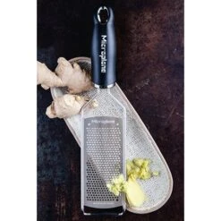 Microplane Râpe à Fromage Fine Gourmet Noire -Maison Cuisine Boutique 478014 2 1 Rape a fromage fine Gourmet noire Microplane