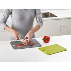 Joseph Joseph Set De 2 Planches à Découper Support Placard -Maison Cuisine Boutique 653014 1 1 Set de 2 planches a decouper support placard Joseph Joseph