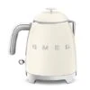 Smeg Mini Bouilloire 0,8 L 1400 W KLF05CREU Crème -Maison Cuisine Boutique 702032 0 1 Mini bouilloire 0 8 L 1400 W KLF05CREU creme Smeg
