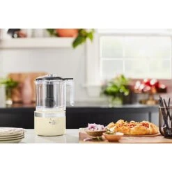 KitchenAid Hachoir électrique 2 Vitesses Sans Fil 1,18 L Crème 5KFCB519EAC -Maison Cuisine Boutique 761098 2 1 Hachoir electrique 2 vitesses sans fil 1 18 L creme 5KFCB519EAC Kitchenaid